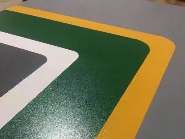 地下停車場(chǎng)無(wú)振動(dòng)防滑坡道施工流程分享，地下車庫(kù)水性防滑坡道